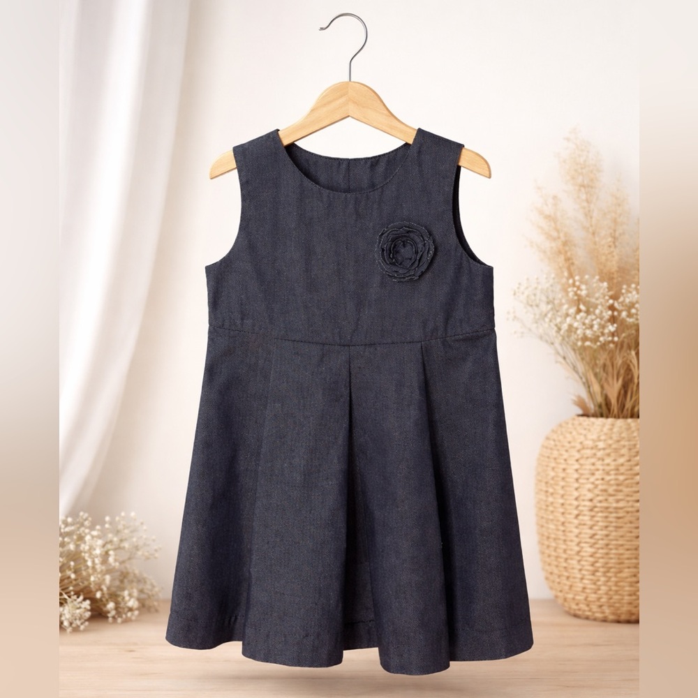 Baby Gap Denim Jumper Dress. Flower detail. Size 2, Great Condition. Chambray